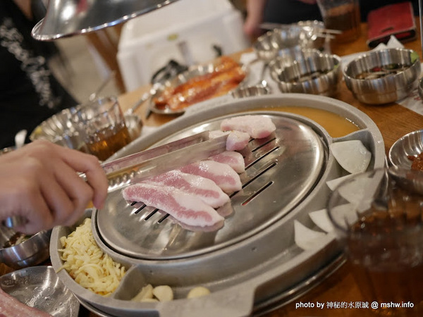 姜虎東678白丁烤肉：【食記】台中姜虎東678白丁韓國傳統烤肉台中店@北屯漢口幫美食廣場 : 世界第一BBQ？嗯,這裡的食材跟醬料都比在韓國首爾要好吃的多了…也比林佳龍有誠意喔!