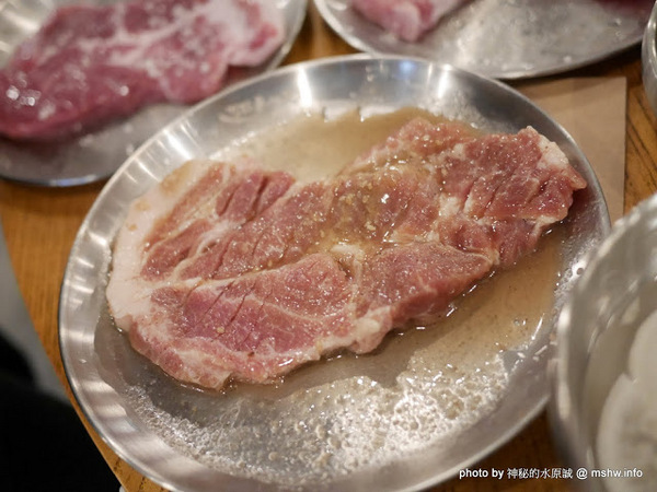 姜虎東678白丁烤肉：【食記】台中姜虎東678白丁韓國傳統烤肉台中店@北屯漢口幫美食廣場 : 世界第一BBQ？嗯,這裡的食材跟醬料都比在韓國首爾要好吃的多了…也比林佳龍有誠意喔!