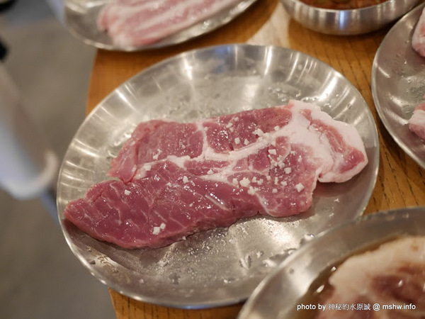 姜虎東678白丁烤肉：【食記】台中姜虎東678白丁韓國傳統烤肉台中店@北屯漢口幫美食廣場 : 世界第一BBQ？嗯,這裡的食材跟醬料都比在韓國首爾要好吃的多了…也比林佳龍有誠意喔!