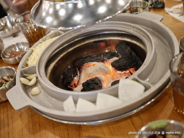 姜虎東678白丁烤肉：【食記】台中姜虎東678白丁韓國傳統烤肉台中店@北屯漢口幫美食廣場 : 世界第一BBQ？嗯,這裡的食材跟醬料都比在韓國首爾要好吃的多了…也比林佳龍有誠意喔!