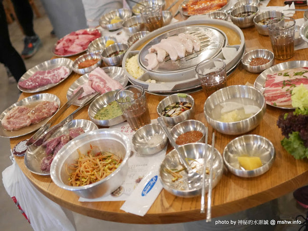 姜虎東678白丁烤肉：【食記】台中姜虎東678白丁韓國傳統烤肉台中店@北屯漢口幫美食廣場 : 世界第一BBQ？嗯,這裡的食材跟醬料都比在韓國首爾要好吃的多了…也比林佳龍有誠意喔!