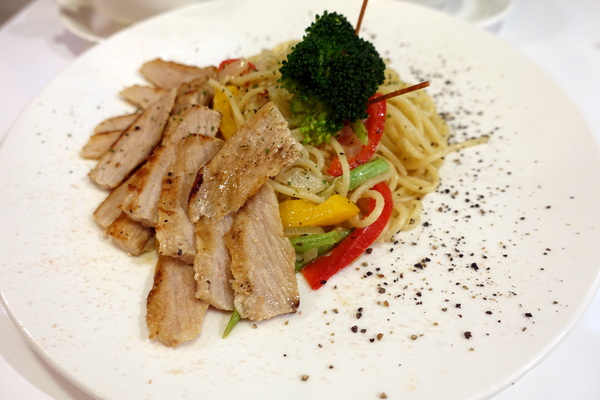 索瓦咖啡：(胖樺食記)台大公館商圈「五南文化廣場」內「索瓦咖啡Sowa Cafe」，號稱手作健康卻讓人失透頂