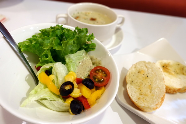 索瓦咖啡：(胖樺食記)台大公館商圈「五南文化廣場」內「索瓦咖啡Sowa Cafe」，號稱手作健康卻讓人失透頂