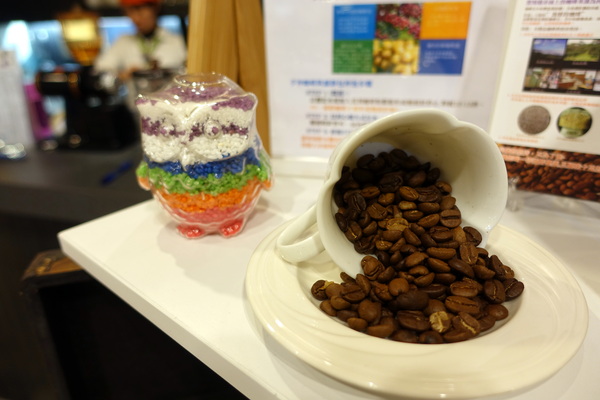 索瓦咖啡：(胖樺食記)台大公館商圈「五南文化廣場」內「索瓦咖啡Sowa Cafe」，號稱手作健康卻讓人失透頂