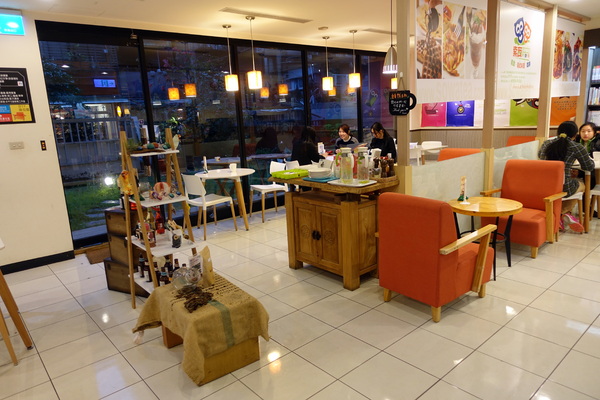 索瓦咖啡：(胖樺食記)台大公館商圈「五南文化廣場」內「索瓦咖啡Sowa Cafe」，號稱手作健康卻讓人失透頂