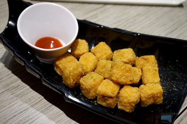 初曼咖啡 first&smile：[西門]初曼咖啡 first&smile：超澎湃的美味漢堡早午餐/華麗金色泡泡塔!