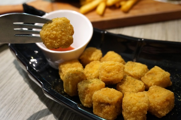 初曼咖啡 first&smile：[西門]初曼咖啡 first&smile：超澎湃的美味漢堡早午餐/華麗金色泡泡塔!