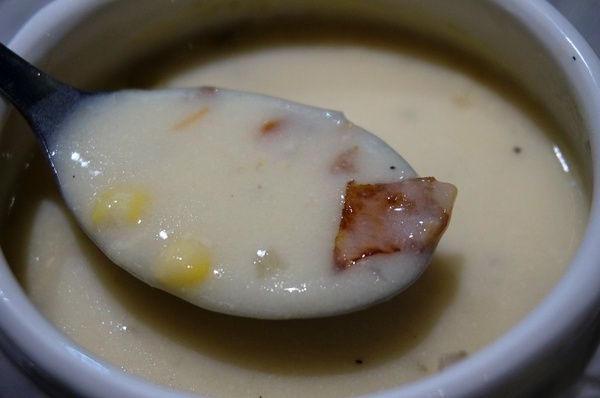 初曼咖啡 first&smile：[西門]初曼咖啡 first&smile：超澎湃的美味漢堡早午餐/華麗金色泡泡塔!