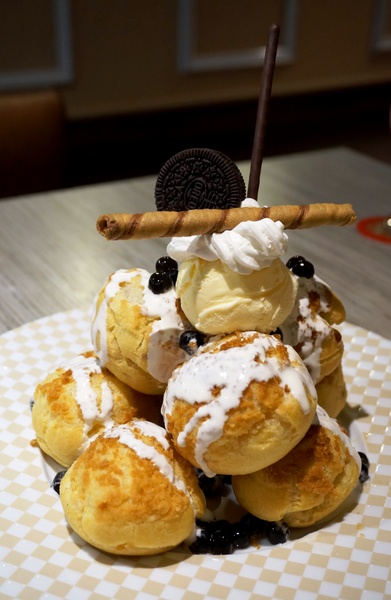 初曼咖啡 first&smile：[西門]初曼咖啡 first&smile：超澎湃的美味漢堡早午餐/華麗金色泡泡塔!