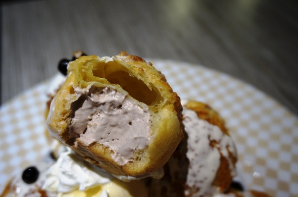 初曼咖啡 first&smile：[西門]初曼咖啡 first&smile：超澎湃的美味漢堡早午餐/華麗金色泡泡塔!