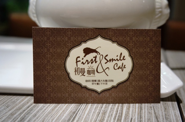 初曼咖啡 first&smile：[西門]初曼咖啡 first&smile：超澎湃的美味漢堡早午餐/華麗金色泡泡塔!