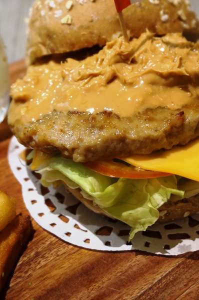 初曼咖啡 first&smile：[西門]初曼咖啡 first&smile：超澎湃的美味漢堡早午餐/華麗金色泡泡塔!