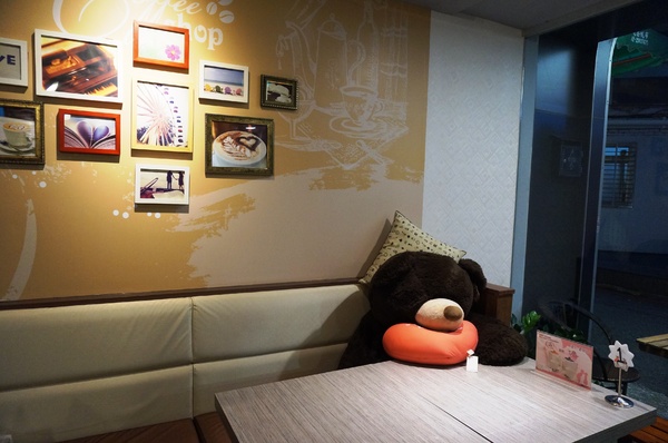 初曼咖啡 first&smile：[西門]初曼咖啡 first&smile：超澎湃的美味漢堡早午餐/華麗金色泡泡塔!