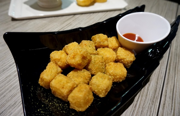 初曼咖啡 first&smile：[西門]初曼咖啡 first&smile：超澎湃的美味漢堡早午餐/華麗金色泡泡塔!