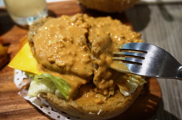 初曼咖啡 first&smile：[西門]初曼咖啡 first&smile：超澎湃的美味漢堡早午餐/華麗金色泡泡塔!