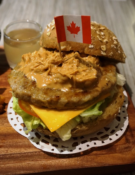 初曼咖啡 first&smile：[西門]初曼咖啡 first&smile：超澎湃的美味漢堡早午餐/華麗金色泡泡塔!