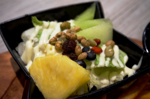 初曼咖啡 first&smile：[西門]初曼咖啡 first&smile：超澎湃的美味漢堡早午餐/華麗金色泡泡塔!