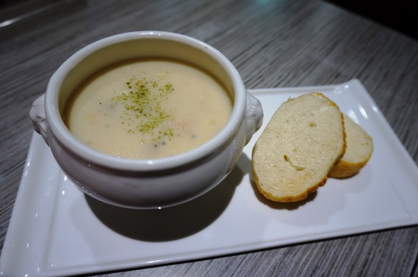 初曼咖啡 first&smile：[西門]初曼咖啡 first&smile：超澎湃的美味漢堡早午餐/華麗金色泡泡塔!