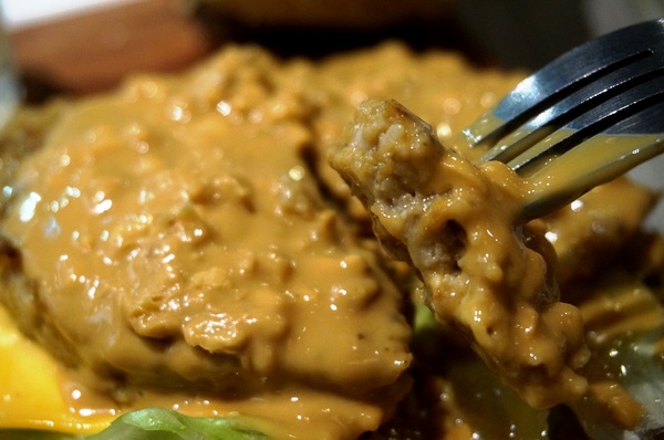 初曼咖啡 first&smile：[西門]初曼咖啡 first&smile：超澎湃的美味漢堡早午餐/華麗金色泡泡塔!