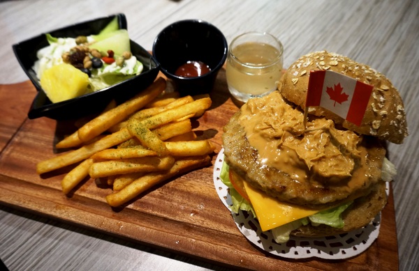 初曼咖啡 first&smile：[西門]初曼咖啡 first&smile：超澎湃的美味漢堡早午餐/華麗金色泡泡塔!