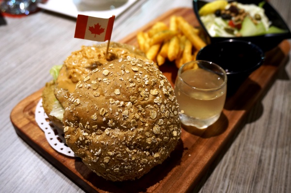 初曼咖啡 first&smile：[西門]初曼咖啡 first&smile：超澎湃的美味漢堡早午餐/華麗金色泡泡塔!