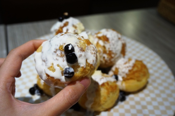 初曼咖啡 first&smile：[西門]初曼咖啡 first&smile：超澎湃的美味漢堡早午餐/華麗金色泡泡塔!