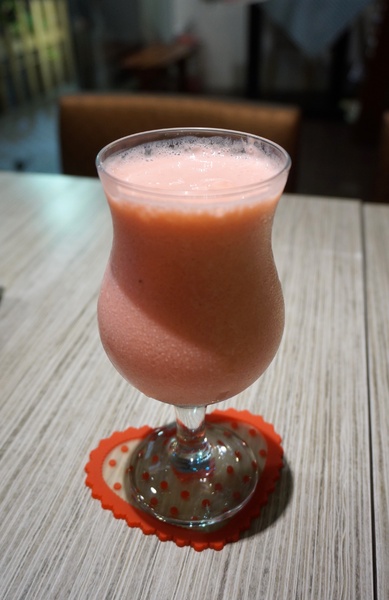 初曼咖啡 first&smile：[西門]初曼咖啡 first&smile：超澎湃的美味漢堡早午餐/華麗金色泡泡塔!