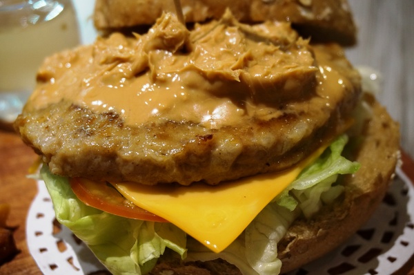 初曼咖啡 first&smile：[西門]初曼咖啡 first&smile：超澎湃的美味漢堡早午餐/華麗金色泡泡塔!