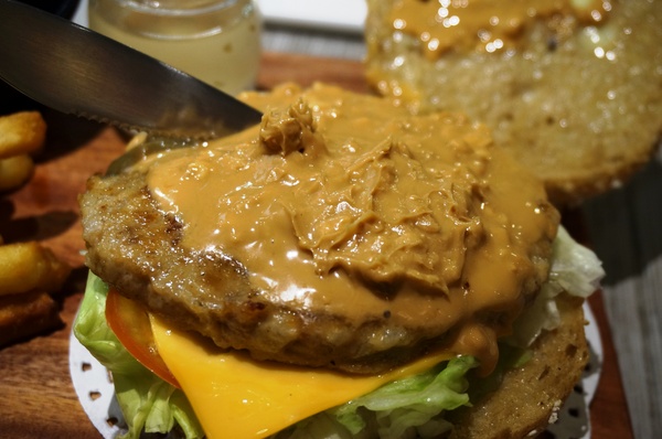 初曼咖啡 first&smile：[西門]初曼咖啡 first&smile：超澎湃的美味漢堡早午餐/華麗金色泡泡塔!