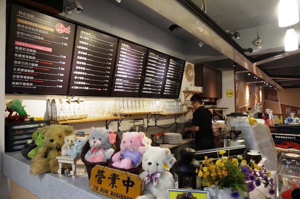 初曼咖啡 first&smile：[西門]初曼咖啡 first&smile：超澎湃的美味漢堡早午餐/華麗金色泡泡塔!