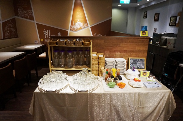 初曼咖啡 first&smile：[西門]初曼咖啡 first&smile：超澎湃的美味漢堡早午餐/華麗金色泡泡塔!