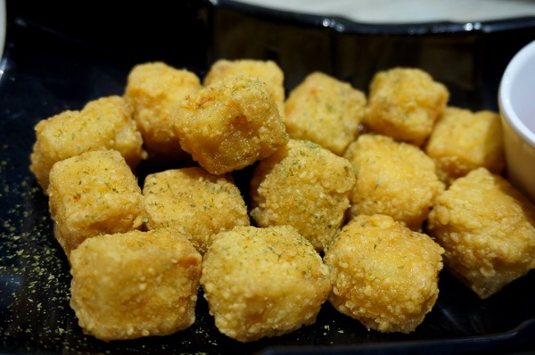 初曼咖啡 first&smile：[西門]初曼咖啡 first&smile：超澎湃的美味漢堡早午餐/華麗金色泡泡塔!