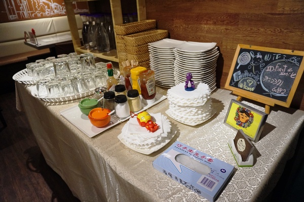 初曼咖啡 first&smile：[西門]初曼咖啡 first&smile：超澎湃的美味漢堡早午餐/華麗金色泡泡塔!