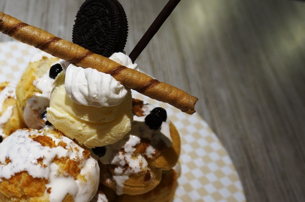 初曼咖啡 first&smile：[西門]初曼咖啡 first&smile：超澎湃的美味漢堡早午餐/華麗金色泡泡塔!