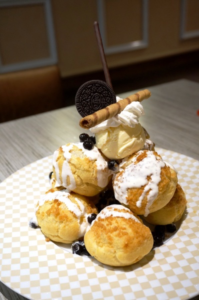 初曼咖啡 first&smile：[西門]初曼咖啡 first&smile：超澎湃的美味漢堡早午餐/華麗金色泡泡塔!