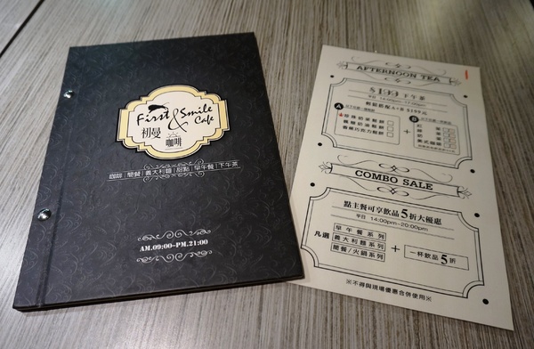 初曼咖啡 first&smile：[西門]初曼咖啡 first&smile：超澎湃的美味漢堡早午餐/華麗金色泡泡塔!