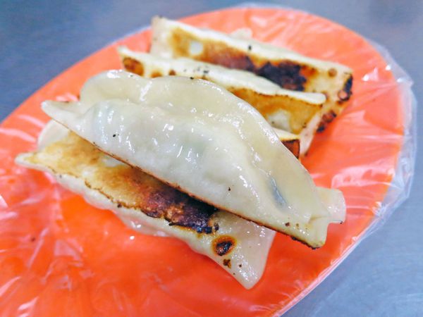 【三重美食】阿滿鍋貼-4顆鍋貼、4元水餃