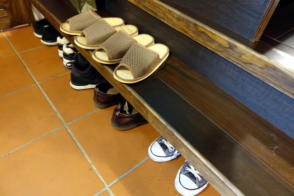 狸爐端燒 日式料理：(胖樺食記)捷運中山站八條通內「狸爐端燒 日式料理」。裝潢道地洋溢濃厚日式風情。平盆鍋料多味美(含完整菜單)