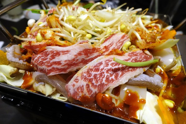 狸爐端燒 日式料理：(胖樺食記)捷運中山站八條通內「狸爐端燒 日式料理」。裝潢道地洋溢濃厚日式風情。平盆鍋料多味美(含完整菜單)