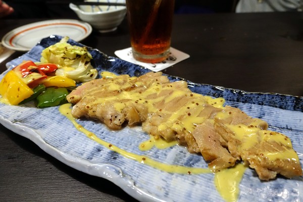 狸爐端燒 日式料理：(胖樺食記)捷運中山站八條通內「狸爐端燒 日式料理」。裝潢道地洋溢濃厚日式風情。平盆鍋料多味美(含完整菜單)