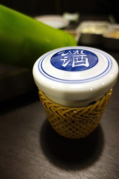 狸爐端燒 日式料理：(胖樺食記)捷運中山站八條通內「狸爐端燒 日式料理」。裝潢道地洋溢濃厚日式風情。平盆鍋料多味美(含完整菜單)