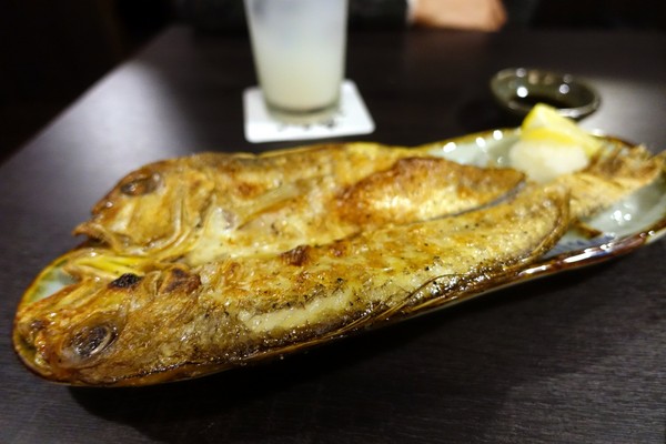 狸爐端燒 日式料理：(胖樺食記)捷運中山站八條通內「狸爐端燒 日式料理」。裝潢道地洋溢濃厚日式風情。平盆鍋料多味美(含完整菜單)