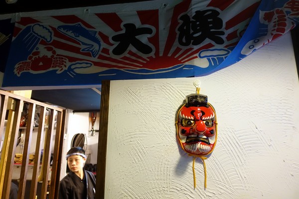 狸爐端燒 日式料理：(胖樺食記)捷運中山站八條通內「狸爐端燒 日式料理」。裝潢道地洋溢濃厚日式風情。平盆鍋料多味美(含完整菜單)