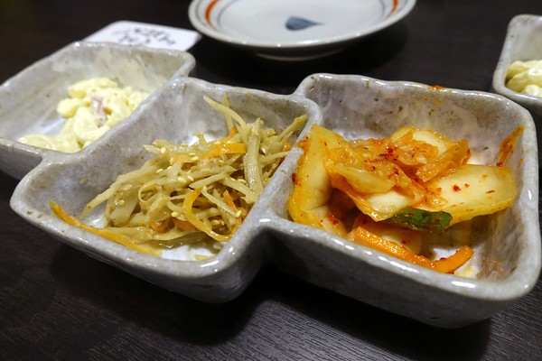 狸爐端燒 日式料理：(胖樺食記)捷運中山站八條通內「狸爐端燒 日式料理」。裝潢道地洋溢濃厚日式風情。平盆鍋料多味美(含完整菜單)