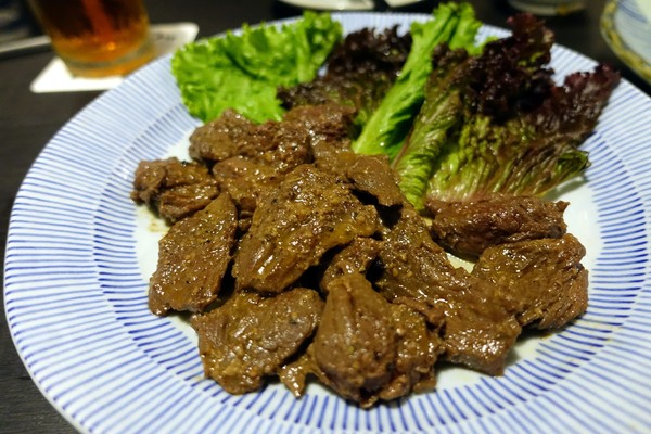 狸爐端燒 日式料理：(胖樺食記)捷運中山站八條通內「狸爐端燒 日式料理」。裝潢道地洋溢濃厚日式風情。平盆鍋料多味美(含完整菜單)