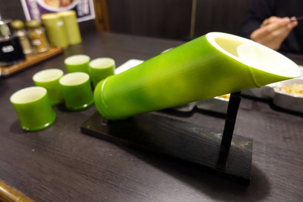 狸爐端燒 日式料理：(胖樺食記)捷運中山站八條通內「狸爐端燒 日式料理」。裝潢道地洋溢濃厚日式風情。平盆鍋料多味美(含完整菜單)