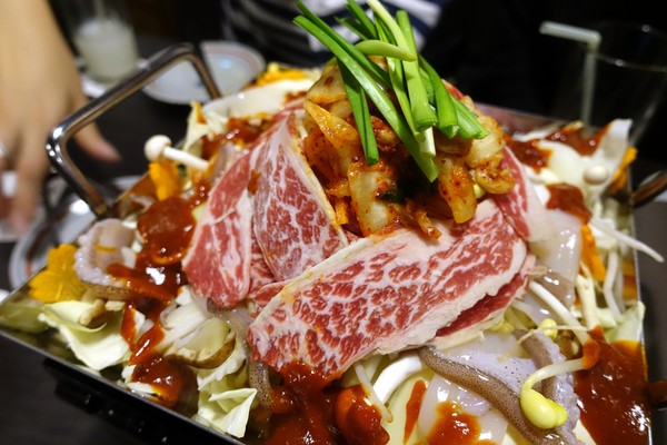 狸爐端燒 日式料理：(胖樺食記)捷運中山站八條通內「狸爐端燒 日式料理」。裝潢道地洋溢濃厚日式風情。平盆鍋料多味美(含完整菜單)