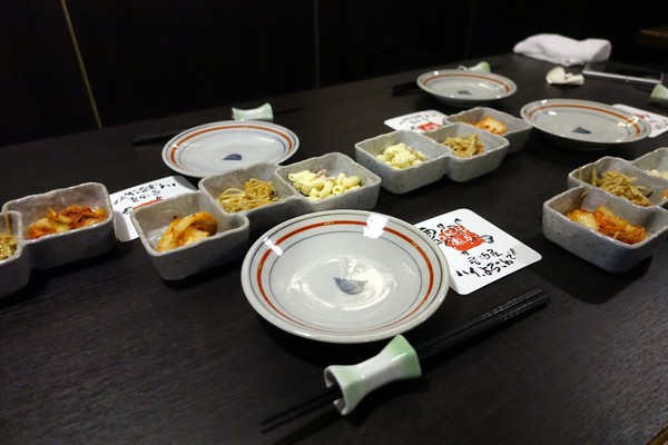 狸爐端燒 日式料理：(胖樺食記)捷運中山站八條通內「狸爐端燒 日式料理」。裝潢道地洋溢濃厚日式風情。平盆鍋料多味美(含完整菜單)