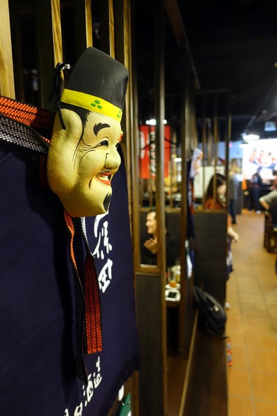 狸爐端燒 日式料理：(胖樺食記)捷運中山站八條通內「狸爐端燒 日式料理」。裝潢道地洋溢濃厚日式風情。平盆鍋料多味美(含完整菜單)