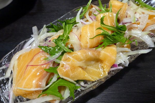 狸爐端燒 日式料理：(胖樺食記)捷運中山站八條通內「狸爐端燒 日式料理」。裝潢道地洋溢濃厚日式風情。平盆鍋料多味美(含完整菜單)